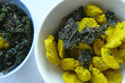 raw snacks - cashew yellow crackers and kale chips 